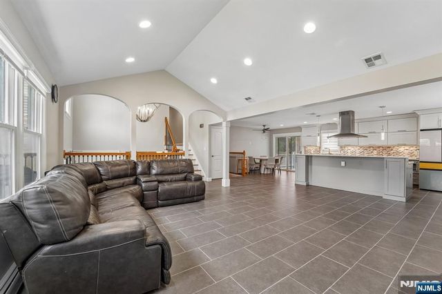 12 Manning Road, Paramus, NJ 07652