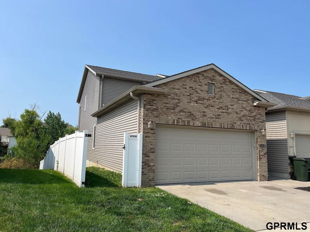 1247 Turtle Creek Road, Lincoln, NE 68521