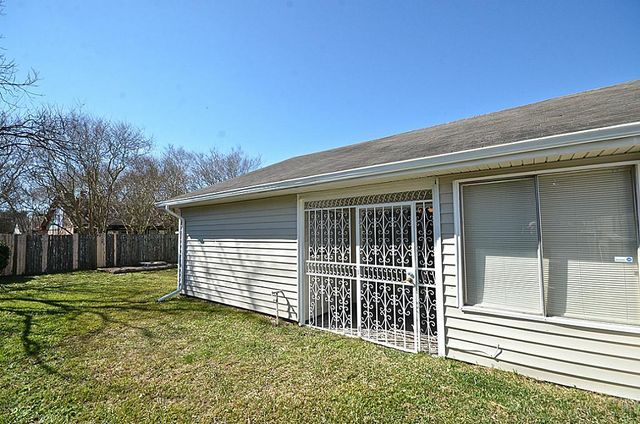 10143 Towne Mist Drive, Sugar Land, TX 77498