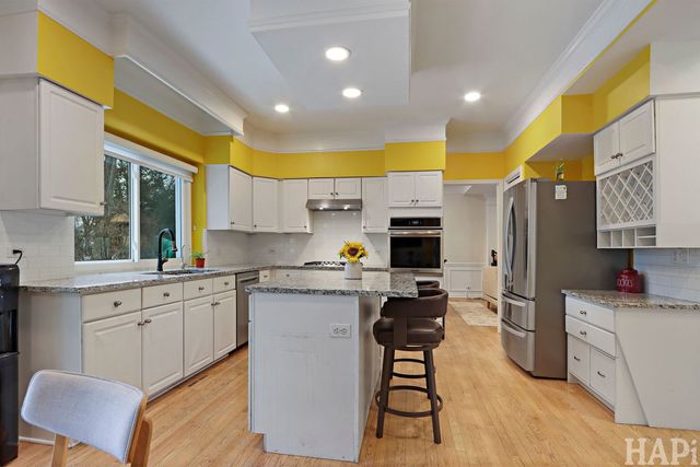 1121 Williamsburg Circle, Grayslake, IL 60030