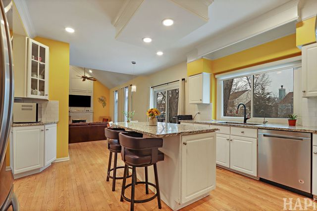 1121 Williamsburg Circle, Grayslake, IL 60030