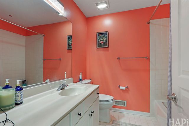 1121 Williamsburg Circle, Grayslake, IL 60030