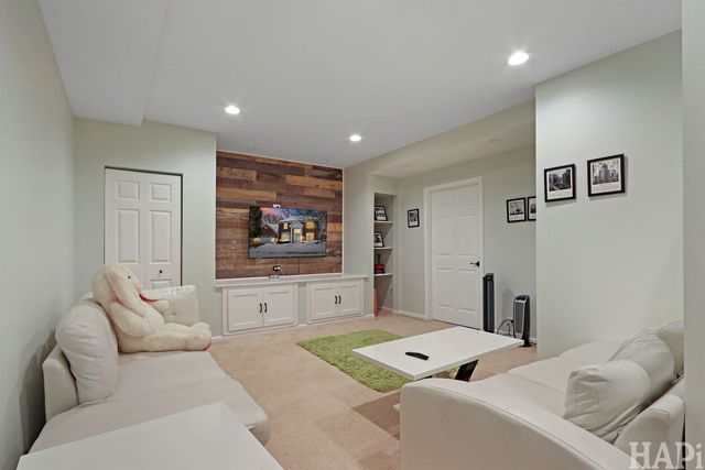 1121 Williamsburg Circle, Grayslake, IL 60030