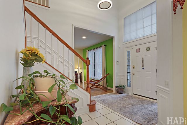 1121 Williamsburg Circle, Grayslake, IL 60030