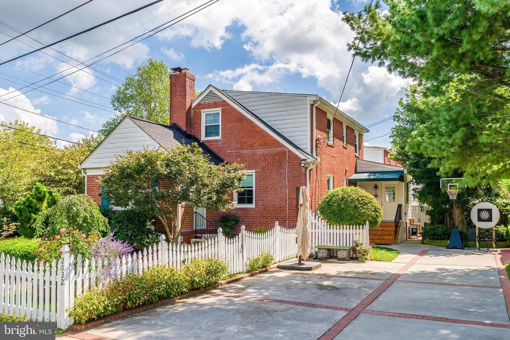2532 N GLEBE RD N, Arlington, VA 22207