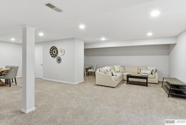 16630 Oak Street, Omaha, NE 68130