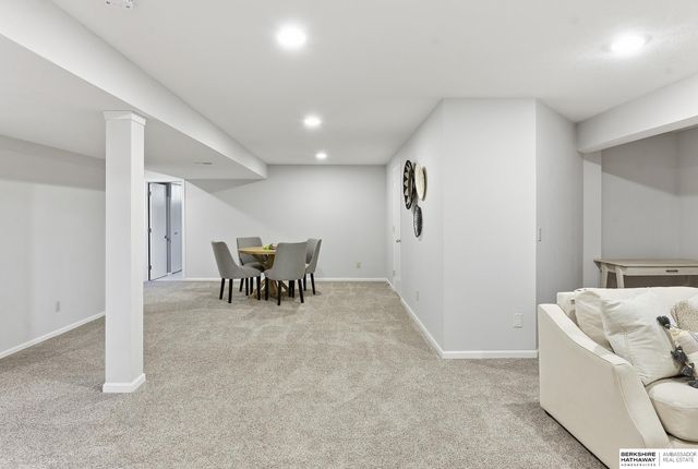 16630 Oak Street, Omaha, NE 68130