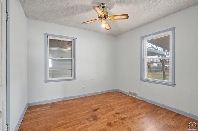 1610 SW 33rd ST, Topeka, KS 66611