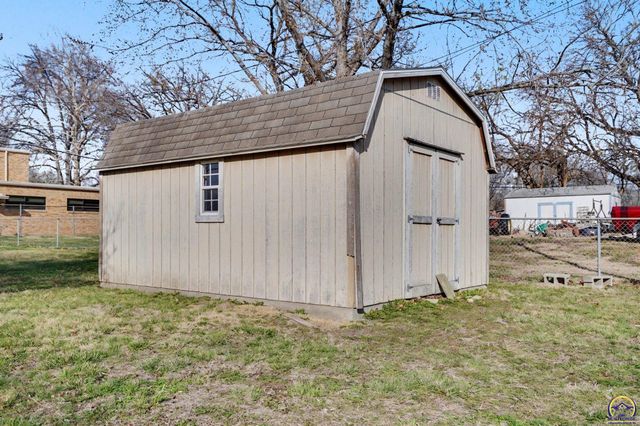 1610 SW 33rd ST, Topeka, KS 66611