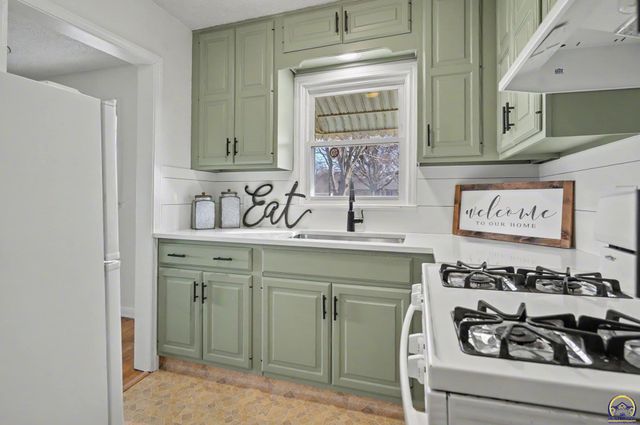 1610 SW 33rd ST, Topeka, KS 66611