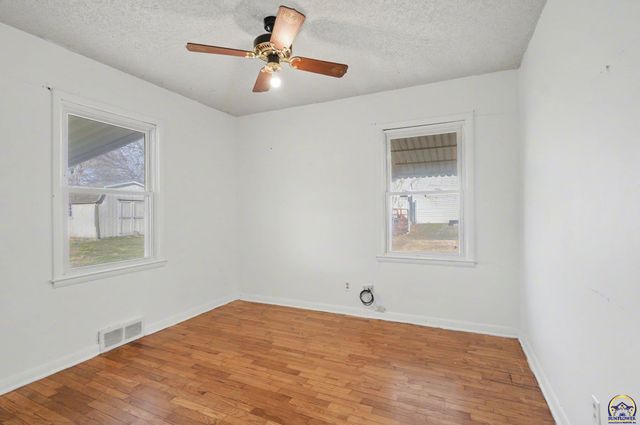 1610 SW 33rd ST, Topeka, KS 66611