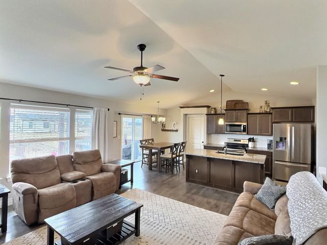 2021 Chestnut St, Newton, KS 67114