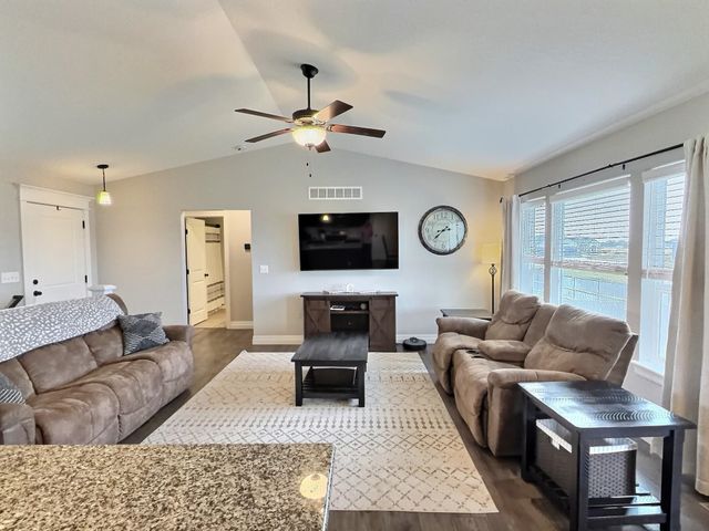 2021 Chestnut St, Newton, KS 67114