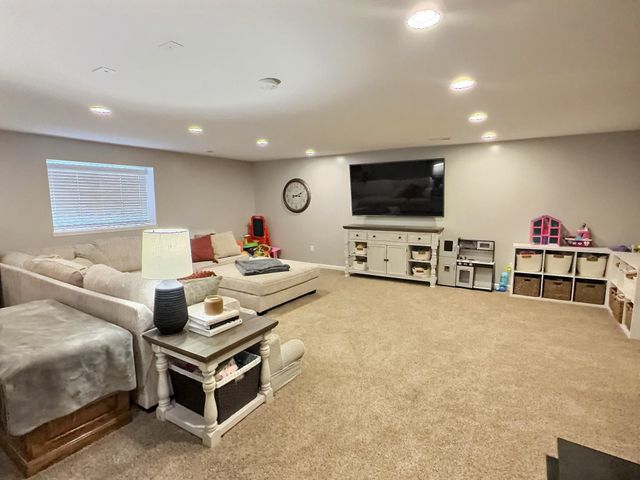 2021 Chestnut St, Newton, KS 67114