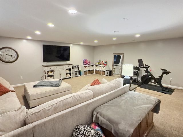 2021 Chestnut St, Newton, KS 67114