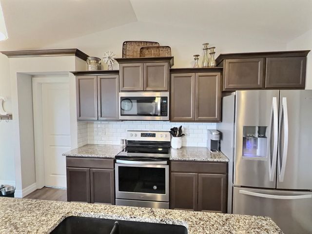 2021 Chestnut St, Newton, KS 67114