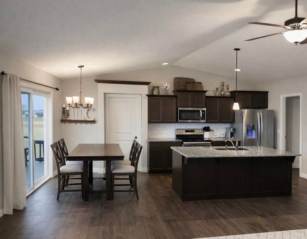 2021 Chestnut St, Newton, KS 67114