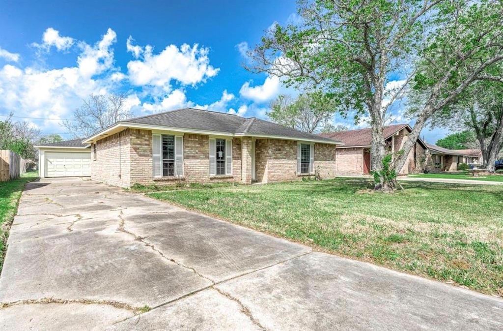 1310 Northbrook Drive, Angleton, TX 77515