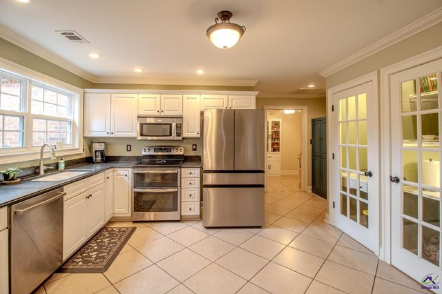 301 Hunts Landing Drive, Kathleen, GA 31047