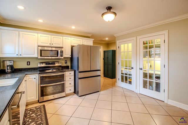 301 Hunts Landing Drive, Kathleen, GA 31047