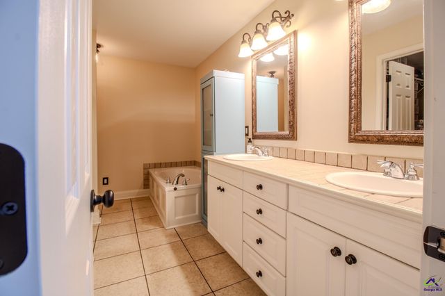 301 Hunts Landing Drive, Kathleen, GA 31047