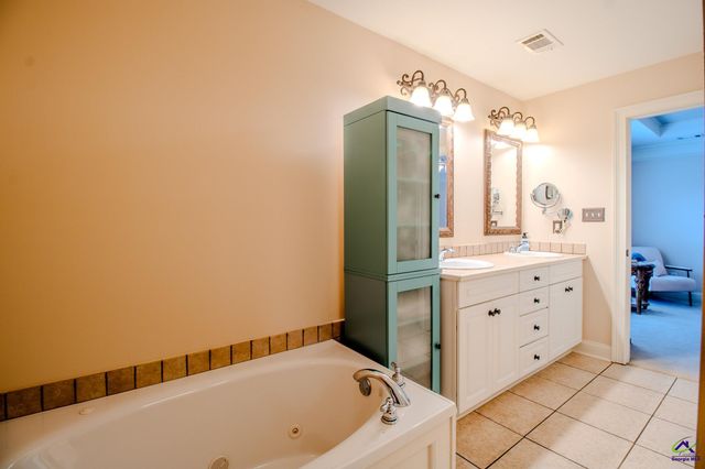 301 Hunts Landing Drive, Kathleen, GA 31047