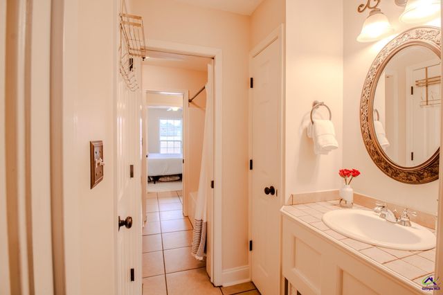 301 Hunts Landing Drive, Kathleen, GA 31047