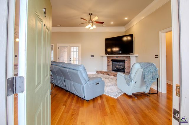 301 Hunts Landing Drive, Kathleen, GA 31047