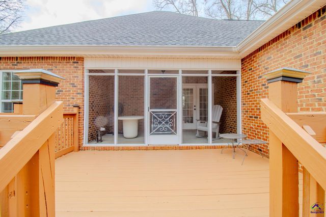 301 Hunts Landing Drive, Kathleen, GA 31047