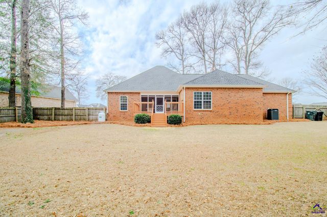 301 Hunts Landing Drive, Kathleen, GA 31047