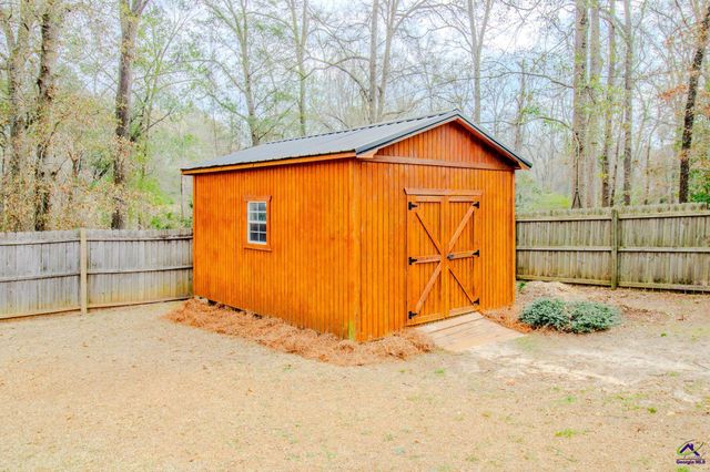 301 Hunts Landing Drive, Kathleen, GA 31047