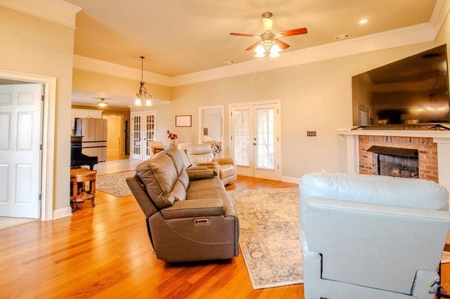 301 Hunts Landing Drive, Kathleen, GA 31047