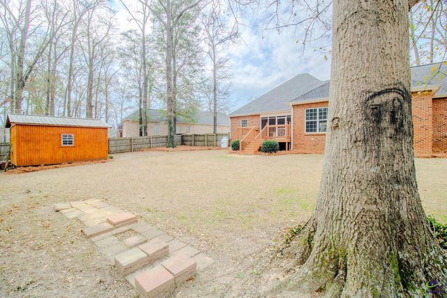 301 Hunts Landing Drive, Kathleen, GA 31047