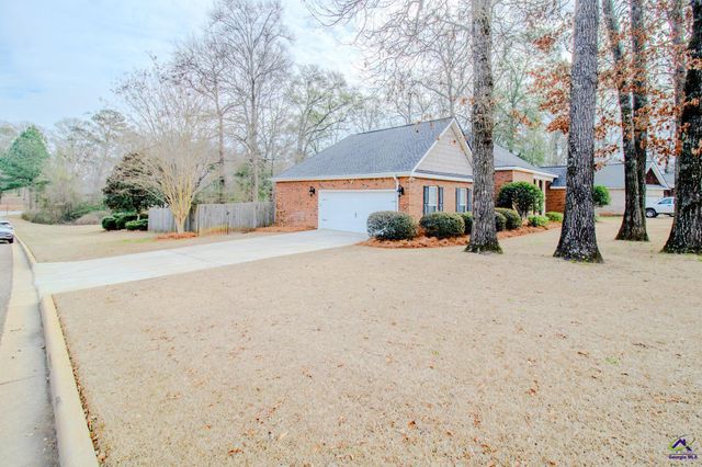 301 Hunts Landing Drive, Kathleen, GA 31047