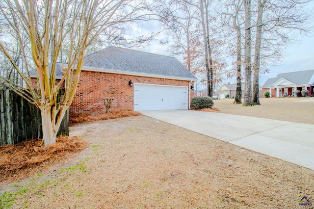 301 Hunts Landing Drive, Kathleen, GA 31047