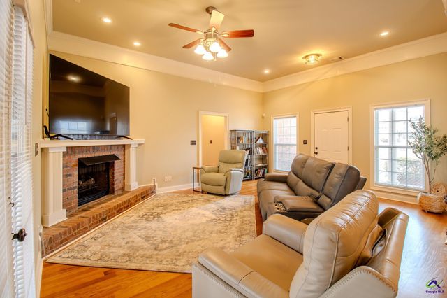 301 Hunts Landing Drive, Kathleen, GA 31047