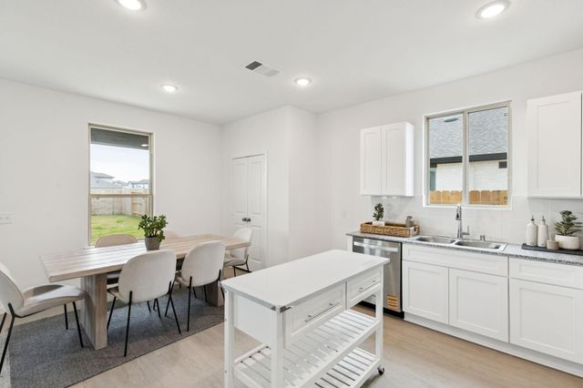 1010 S Oakhurst Drive, Dayton, TX 77535