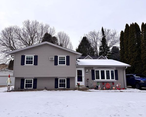 906 Villa Park DRIVE, West Bend, WI 53090
