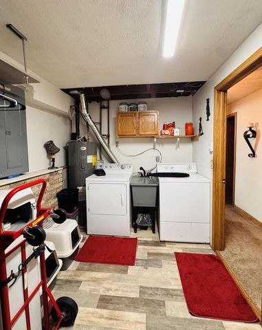 906 Villa Park DRIVE, West Bend, WI 53090