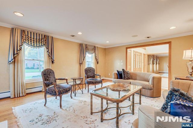 21 Stafford Road, Woodbridge, NJ 07067