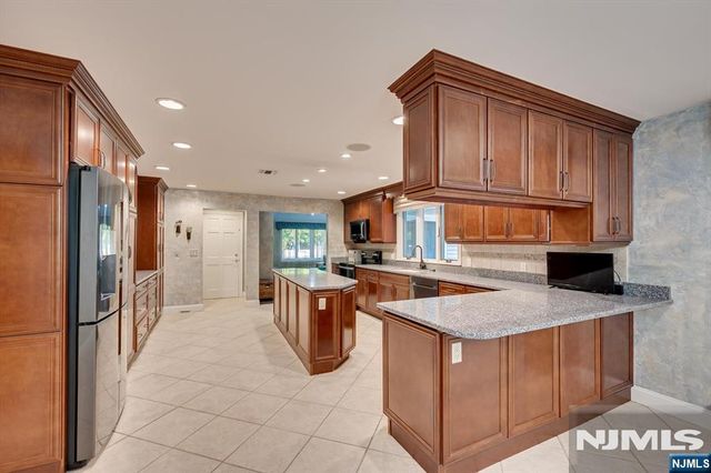 21 Stafford Road, Woodbridge, NJ 07067