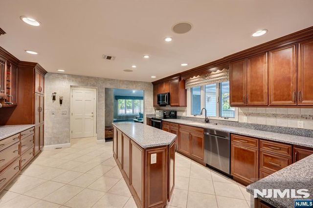 21 Stafford Road, Woodbridge, NJ 07067