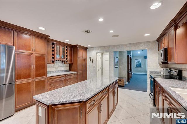 21 Stafford Road, Woodbridge, NJ 07067