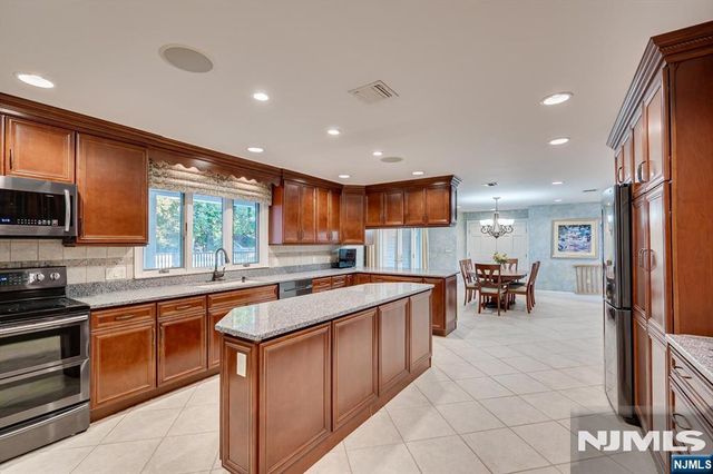 21 Stafford Road, Woodbridge, NJ 07067