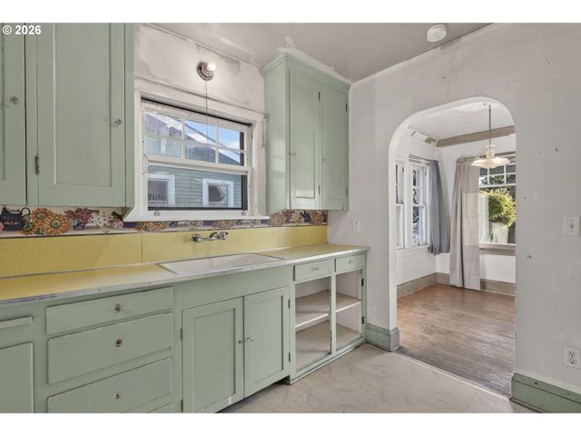 7024 N BURRAGE Ave, Portland, OR 97217