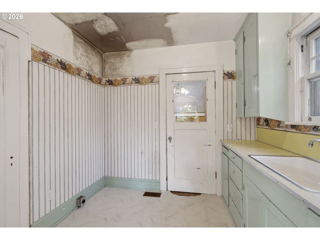 7024 N BURRAGE Ave, Portland, OR 97217