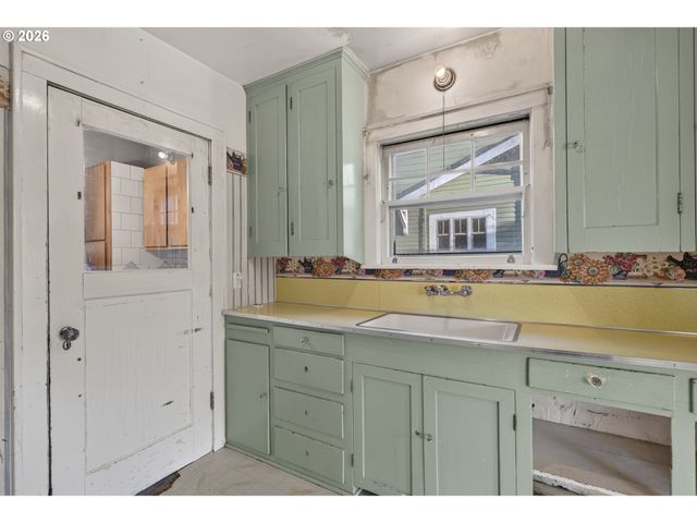 7024 N BURRAGE Ave, Portland, OR 97217