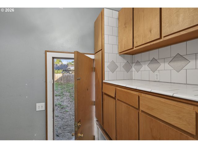 7024 N BURRAGE Ave, Portland, OR 97217