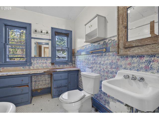 7024 N BURRAGE Ave, Portland, OR 97217