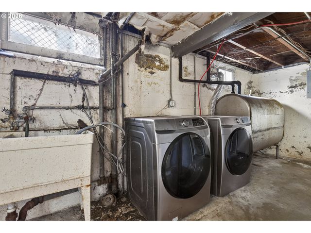 7024 N BURRAGE Ave, Portland, OR 97217